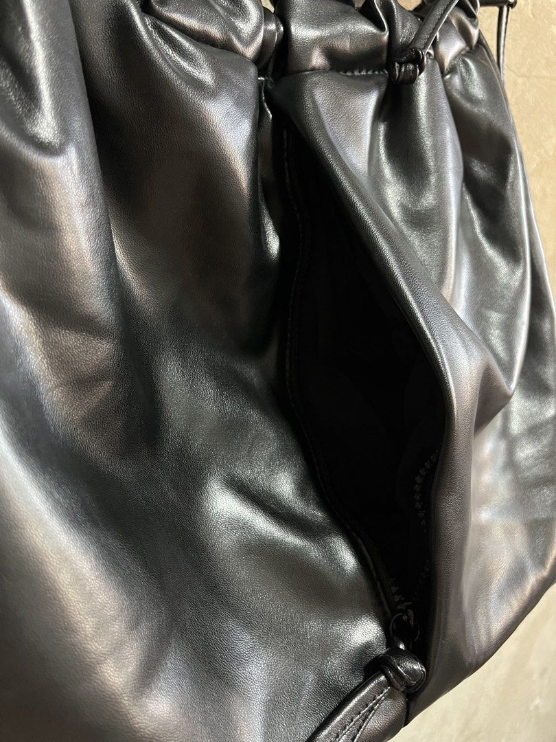 Olend soft Ona vegan leather bag (Category: Luxury Bags & Wallets) located in Cagayan de Oro. Submitted by vintagevvvictim (Listing ID 1459575524, Image 3). Description: brand new condition.
