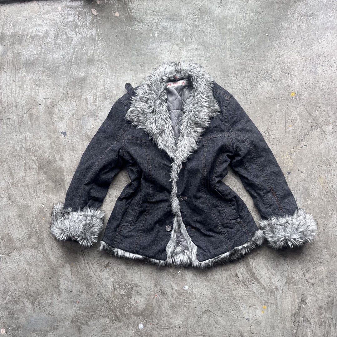 Onirrri Japanese y2k Jacket (Category: Coats, Jackets and Outerwear) located in San Jose del Monte. Submitted by afrodrygoods (Listing ID 1459578801, Image 1). Description: Japn Japan furr jacket Can send when worn picture if requested -Size on tag:free -W:‘’21 -L: “28 -condition:5/5 🚚Courier: J&T/Lalamove. 💳Payment: Gcash/Bank Transfer. 📍Location: Fairview, Qc. & SJDM, Bulacan Please see description and double check pictures that are provided