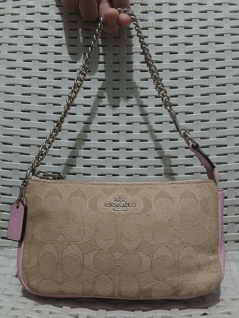 ORIG COACH POCHETTE🔥❤️ (Category: Activewear) located in Manila. Submitted by jecelstylebags (Listing ID 1459562101, Image 1). Description: ORIG COACH POCHETTE🔥❤️.