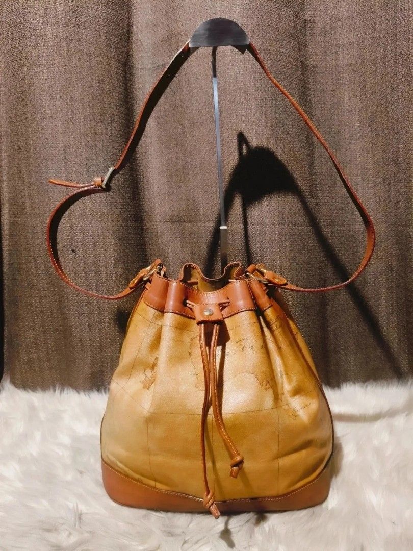Original Alviero Martini bucket (Category: Shoulder Bags) located in Caloocan City. Submitted by secondhand_shop2 (Listing ID 1459620639, Image 1). Description: Sale❗Sale❗Sale❗ Original Alviero Martini VINTAGE Large size Genuine leather trim w/ provided dustbag 📌First to pay.