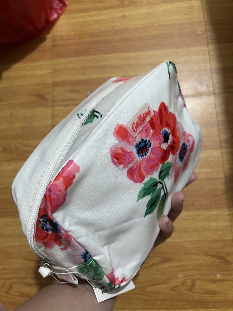 Original cath kidston makeup pouch (Category: Purses & Pouches) located in Manila. Submitted by baeshop16 (Listing ID 1459621424, Image 3). Description: Brandnew w tags.
