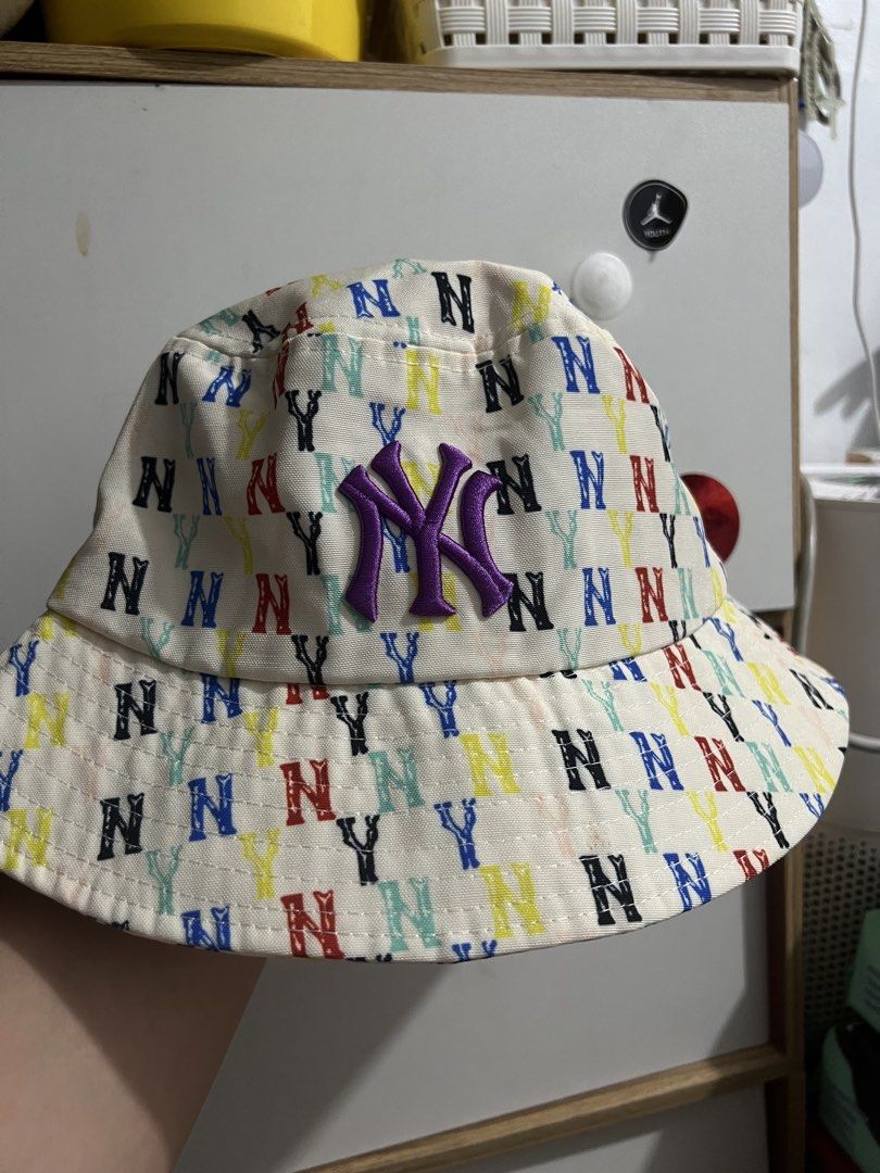 Original MLB yankees bucket hat (Category: Hats & Beanies) located in Manila. Submitted by baeshop16 (Listing ID 1459665935, Image 1). Description: Likenew.