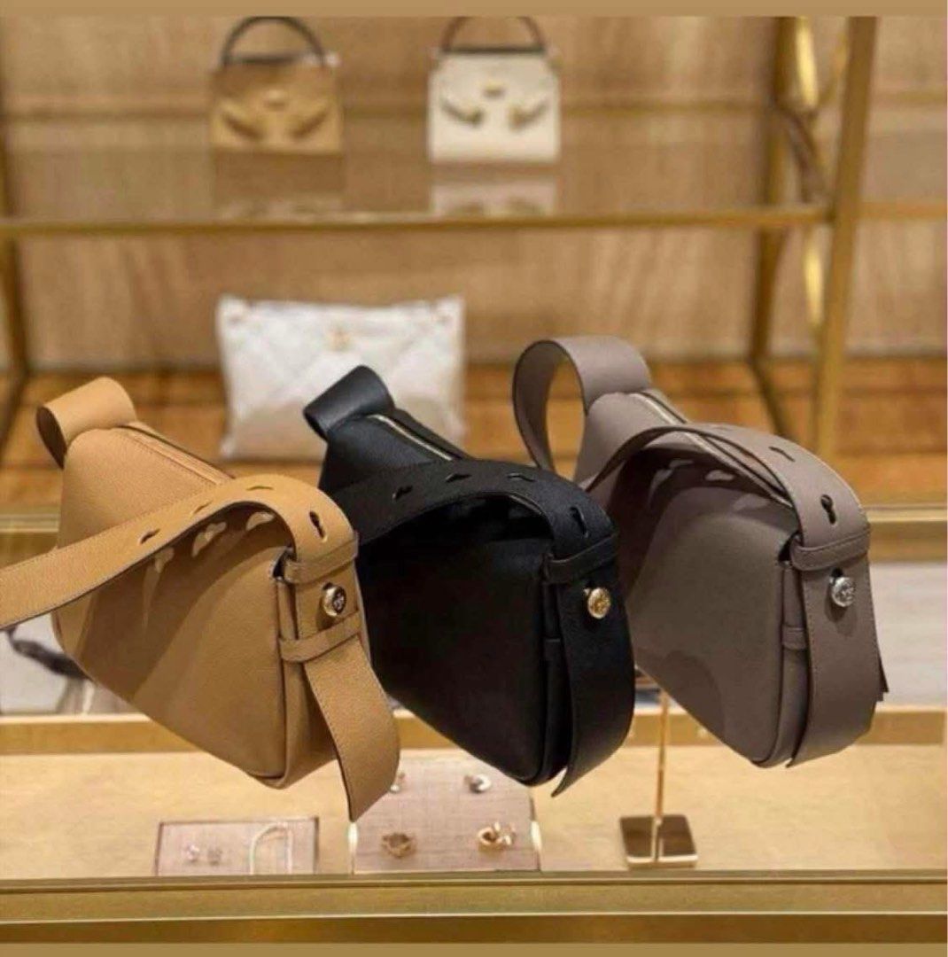 💯ORIGINAL TORY BURCH ROMY SMALL SHOULDER BAG IN PEBBLED LEATHER (Category: Shoulder Bags) located in Quezon City. Submitted by ashongsstore (Listing ID 1459536616, Image 1). Description: ✨ T0RY. BURCH COLLECTION✨ 🇵🇭AVAILABLE🇵🇭 ROMY SMALL SHOULDER BAGS Black Tiramisu Wild mushroom The ultimate everyday handbag. Sculptural yet soft and easy on the go, the Small Romy Shoulder Bag bag is crafted in rich pebbled leather. Lightweight with a spacio