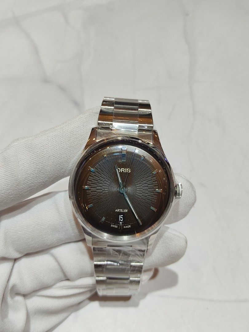 ORIS ARTELIER DATE (Category: Luxury Watches) located in Mandaluyong City. Submitted by watchsquadph (Listing ID 1459562145, Image 1). Description: ORIS ARTELIER DATE 01 733 7810 4054-07 8 20 20 - (Complete Set) 💯Brand new. 100% Authentic. YOU will be the first owner and warranty is registered to you. Case diameter: 39.5MM Water resistance: 30METERS Movement: Automatic POWER RESERVED: 41HRS Glass: SAPPHIRE Cash Discounted : 83,000 ✅Complete with