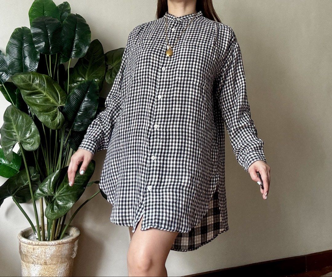 Oversized Gingham Button-Up Shirt Dress,m to l (Category: Dresses) located in Mandaluyong City. Submitted by roxieeeeeee (Listing ID 1459629019, Image 2). Description: - Classic black and white gingham pattern - Oversized fit for comfort - Long sleeves with button cuffs - Smart collar neckline - Flattering curved hemline with side slits - Can be worn as a dress or an open layer - Effortlessly stylish and comfortable ✅ Like new condition ✅ Ships 1