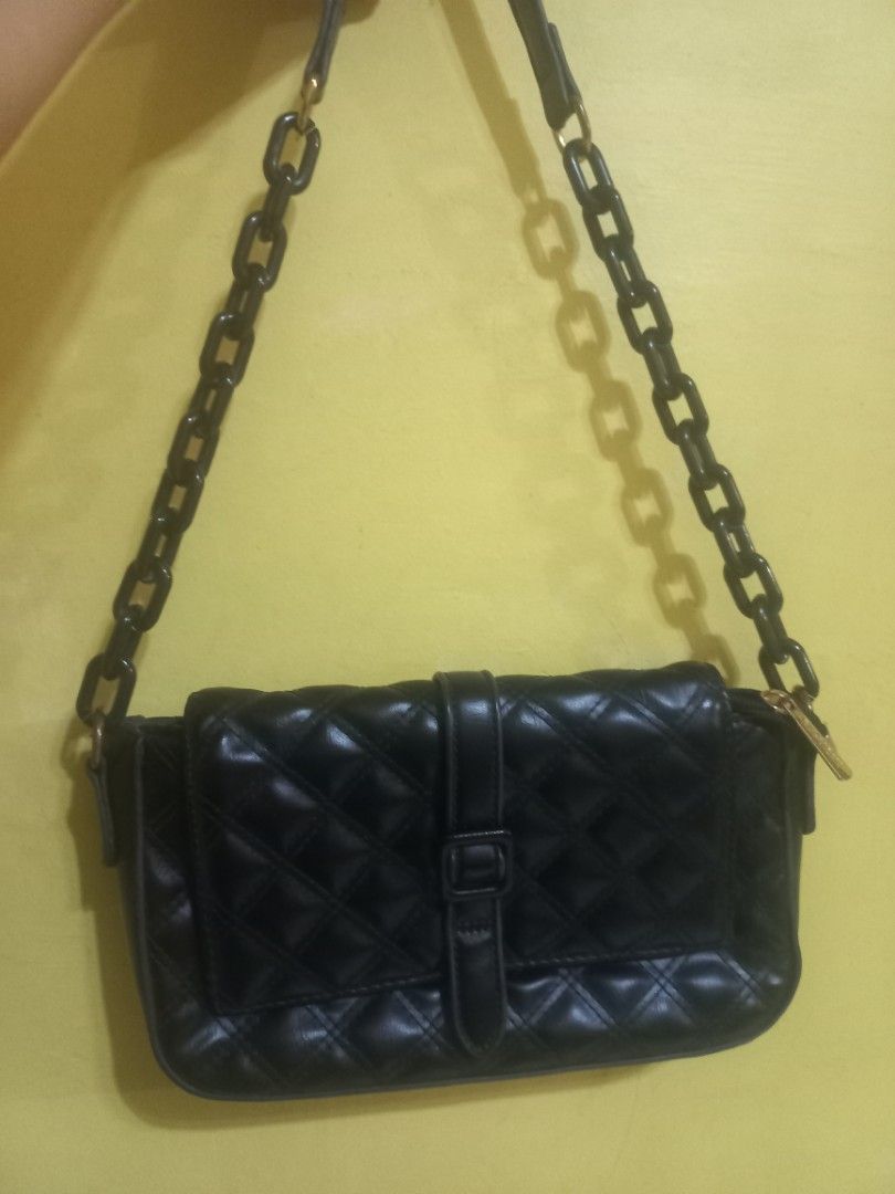 Parisian Black Quilted Shoulder Bag (Category: Shoulder Bags) located in Manila. Submitted by mrose_2412 (Listing ID 1459578943, Image 3). Description: ✨ Classic and elegant design ✨ Black color – easy to match with any outfit ✨ Chain shoulder strap ✨ Front buckle detail ✨ Perfect for casual or semi-formal occasions ✨ Still in good condition.