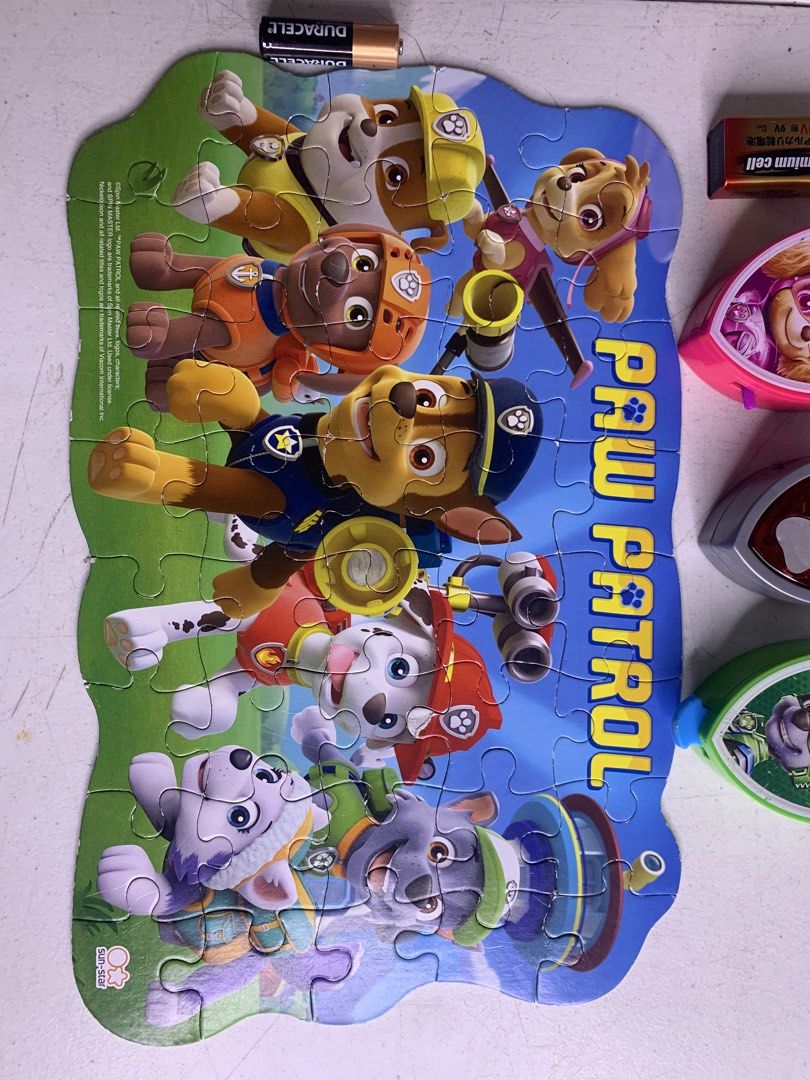 Paw Patrol - Game Badge / Puzzle (Category: Board Games & Puzzles) located in Carmona. Submitted by bihira (Listing ID 1459529177, Image 3). Description: Paw Patrol - Game Badge / Puzzle - WYSIWYG - As is / working gimmiks - Free Puzzle.