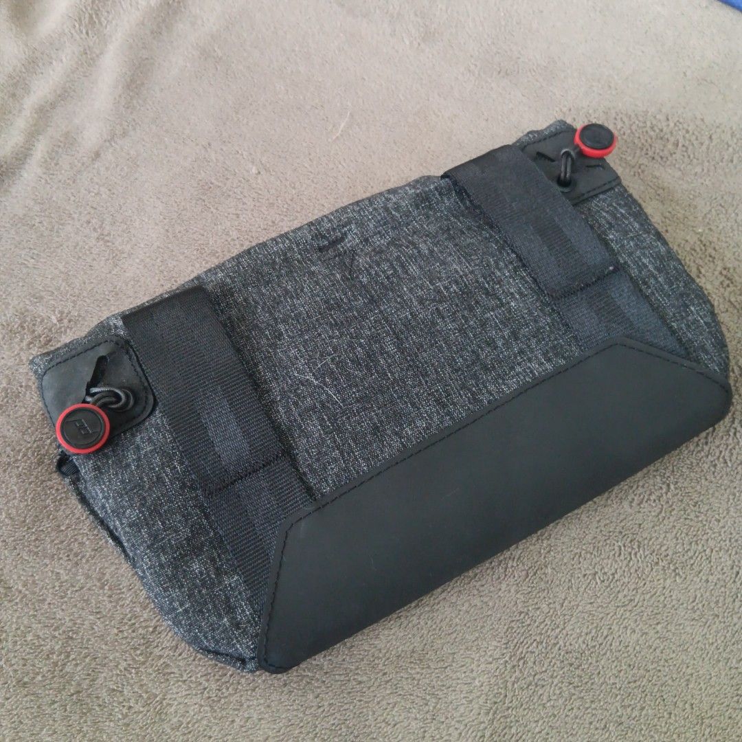 Peak Design Field Pouch v1 (Charcoal) (Category: Camera Bags & Carriers) located in Cebu City. Submitted by jasonchu1089s (Listing ID 1459555561, Image 2). Description: - Ideal for photographers for organizing cables, chargers, and small tech accessories - Multiple internal pockets and elastic loops for secure storage - Made with durable fabric for long-lasting use - Includes back straps for easy attachment to your bag as well as original PeakDes