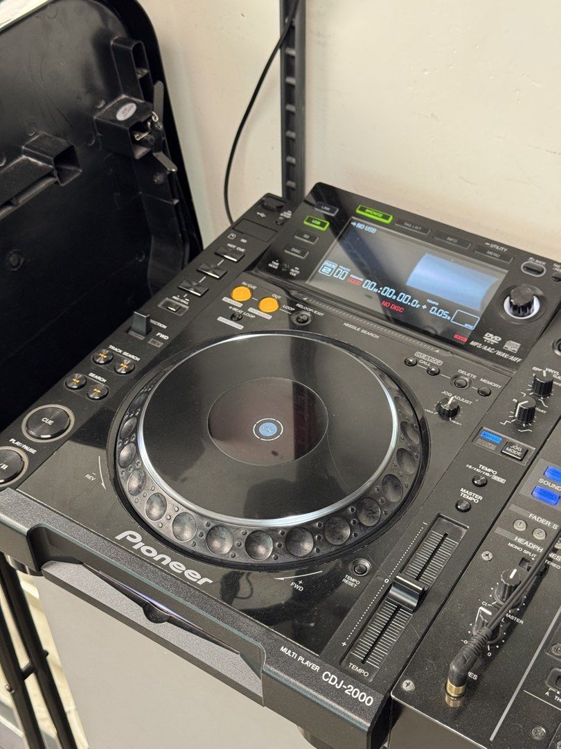 Pioneer CDJ-2000 (Pair 一對) （分類：樂器）位於 Hong Kong。 由 itshaydn 提交（商品編號 1459532295，圖片 1）。簡介： Pioneer CDJ-2000 Professional DJ Players * Supports MP3, AAC, WAV and AIFF * 24-bit WAV / AIFF playback support * Supports USB, SD Card, CD and DVD data discs * 6.1-inch full-colour LCD display * 3 Hot Cues (A / B / C) * Needle Search * Pro DJ Link via LAN * rekordbox compatible * Built-in 24-bit / 48 kHz sound card * Professional full-size jog wheel 2 units i