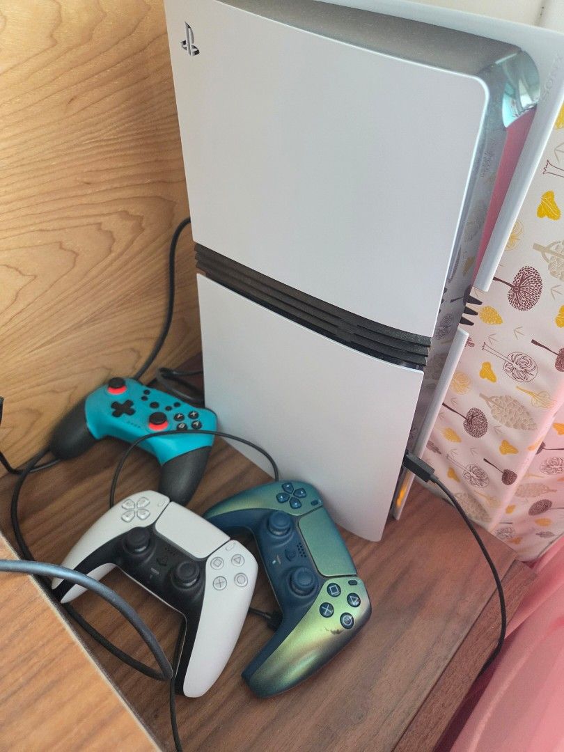 PlayStation 5 主機連手掣 （分類：PlayStation）位於 Hong Kong。 由 KOKOWINE 提交（商品編號 1459572165，圖片 1）。簡介： PS5 PRO 2TB ,2個手掣（如圖2）。