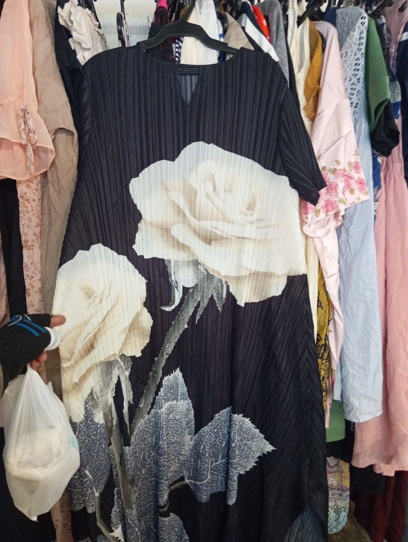 Pleated dress for women (Category: Dresses) located in Monkayo. Submitted by danielcabusora (Listing ID 1459618970, Image 1). Description: PLEATED DRESS WOMENS BEST FIT LARGE TO XL NO ISSUE NO FLAWS.