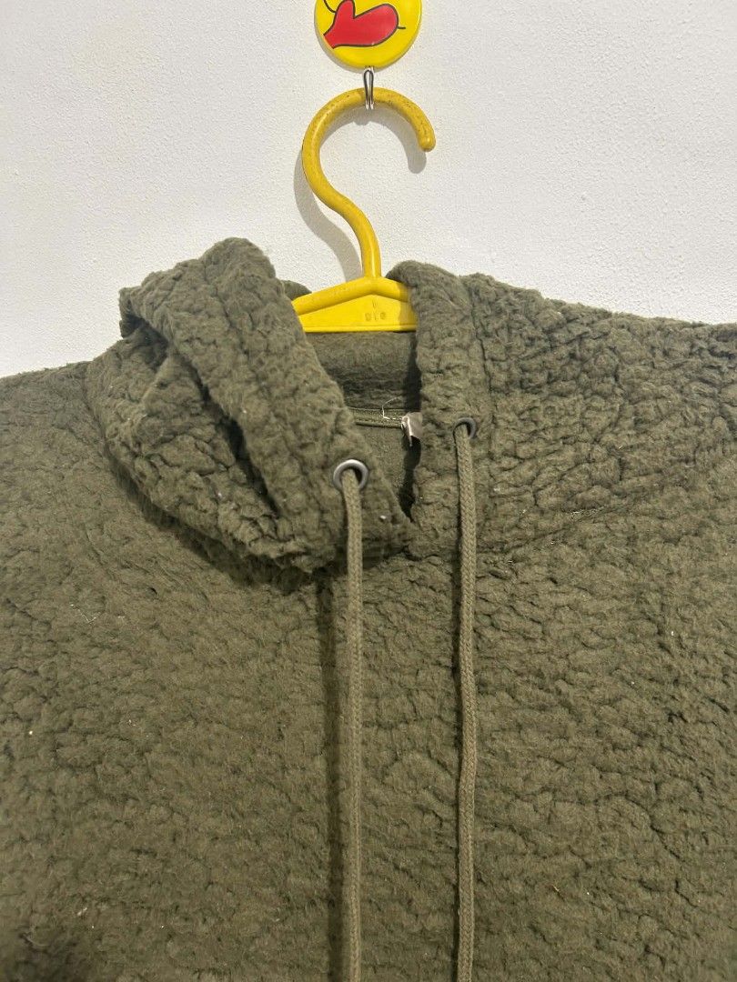 Plush Teddy Sherpa Fleece Pullover Hoodie (Category: Coats, Jackets and Outerwear) located in General Mariano Alvarez. Submitted by armorthrift.ph (Listing ID 1459524293, Image 2). Description: Plush Teddy Sherpa Fleece Pullover Hoodie 🫒 Earthy olive / army green colorway for a clean, minimalist Gorpcore look 🥷 Warm cozy hood with matching thick drawstrings 📁 Classic front kangaroo pocket for hand warmth and small essentials 🧸 Super plush, te