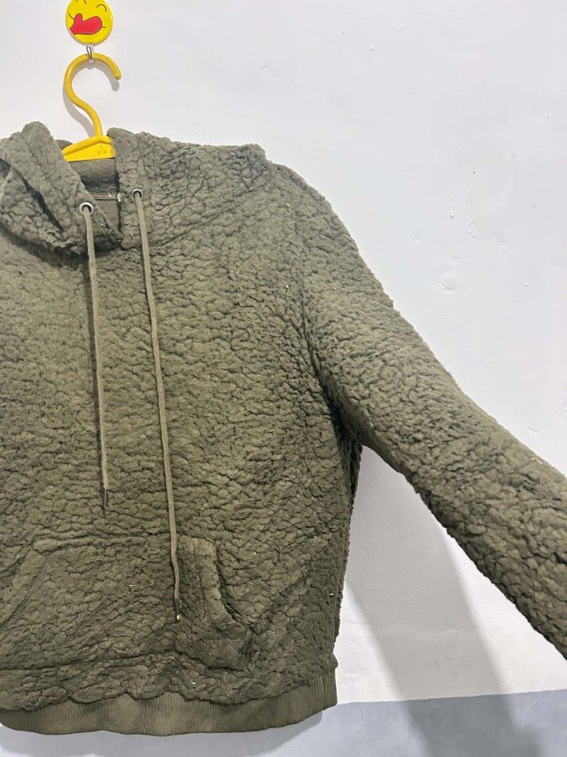 Plush Teddy Sherpa Fleece Pullover Hoodie (Category: Coats, Jackets and Outerwear) located in General Mariano Alvarez. Submitted by armorthrift.ph (Listing ID 1459524293, Image 3). Description: Plush Teddy Sherpa Fleece Pullover Hoodie 🫒 Earthy olive / army green colorway for a clean, minimalist Gorpcore look 🥷 Warm cozy hood with matching thick drawstrings 📁 Classic front kangaroo pocket for hand warmth and small essentials 🧸 Super plush, te