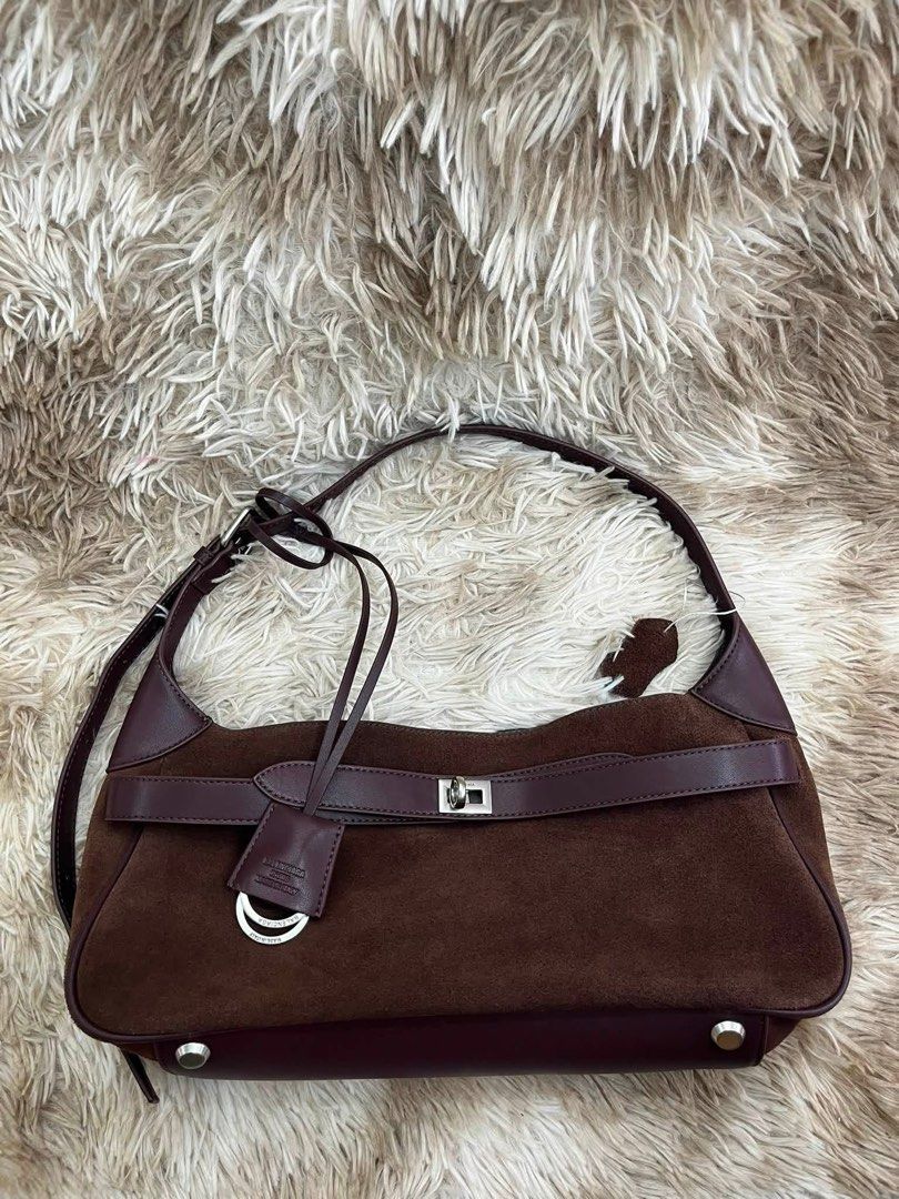 Preloved Balenciaga Suede Leather (Category: Shoulder Bags) located in Manila. Submitted by bagsandmanymanymore1 (Listing ID 1459539262, Image 3). Description: Preloved Balenciaga Suede leather What you see is what you get Please read before you order 👉🏻❗️Payment first before shipping ❗️Cut off time of payment 11am sameday delivery ❗️NO MEET UP / NO PICK UP ❗️ORDER CANNOT BE CANCELLED ❗️PLEASE DON’T BUY IF YOU ARE IN DOUBT ❗️NO RETURN! NO REFUN