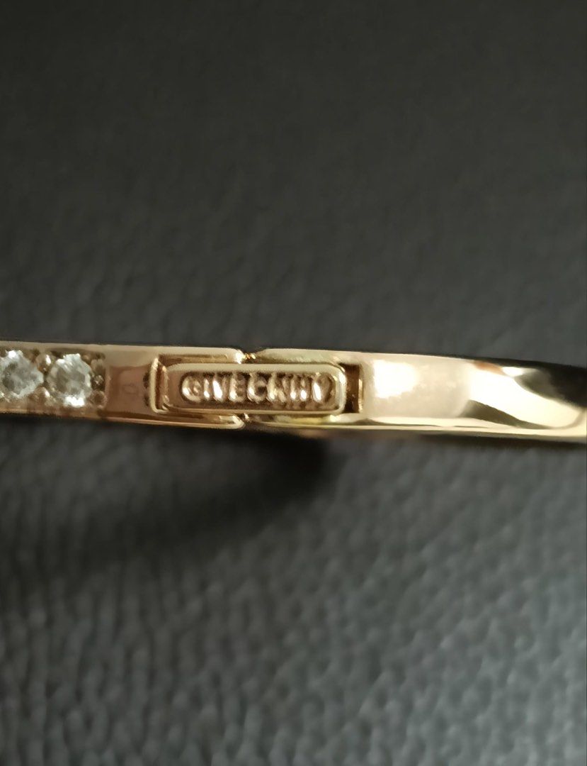 Preloved bangle (Category: Bracelets) located in Singapore. Submitted by buymepls24 (Listing ID 1459628413, Image 2). Description: Clip opening with half diamonds.
