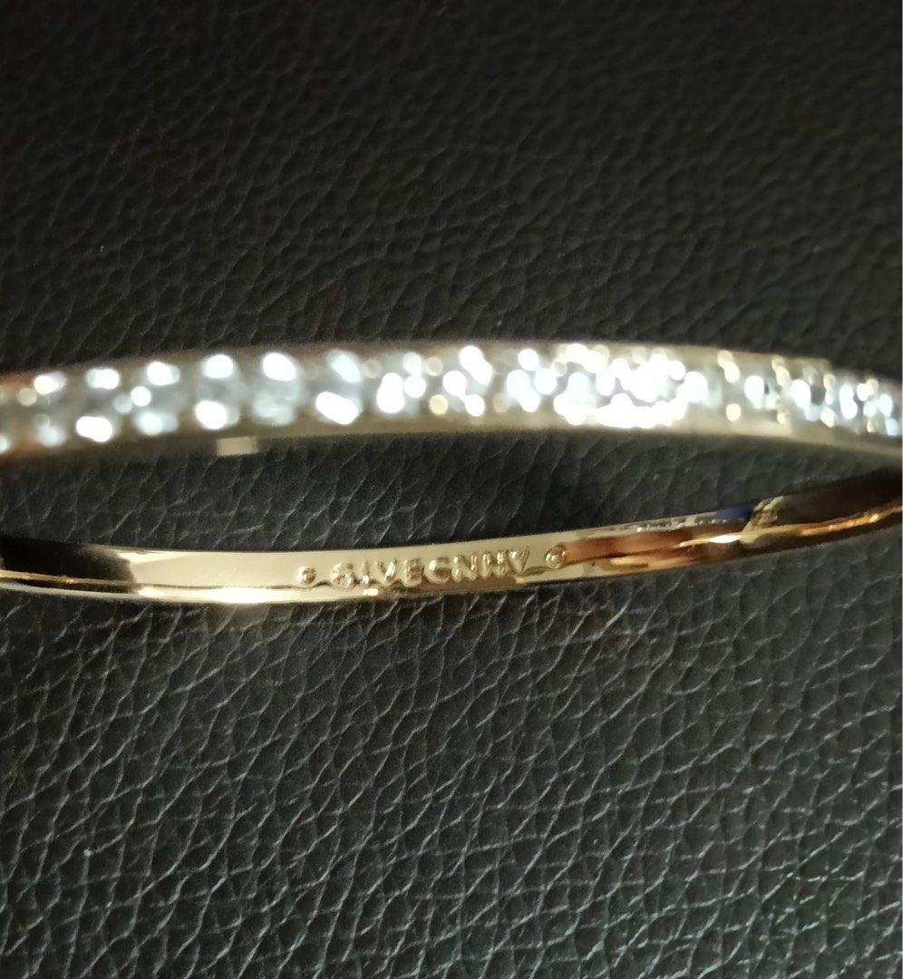 Preloved bangle (Category: Bracelets) located in Singapore. Submitted by buymepls24 (Listing ID 1459628413, Image 3). Description: Clip opening with half diamonds.