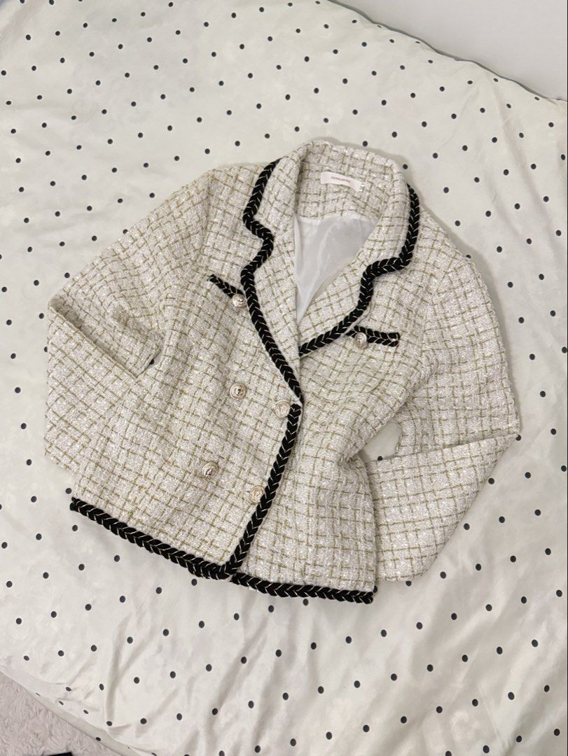 PRE-LOVED WHITE BALZER (Category: Coats, Jackets and Outerwear) located in Manila. Submitted by keiibee (Listing ID 1459550739, Image 1). Description: ꒰ PRE-LOVED CLOTHES ꒱ All items are pre-loved, so please manage your expectations. ♡ ✶ I will send actual videos and close-up shots so you can check the overall condition of the item before purchasing. ✶ Please note that pre-loved items may have minor signs of use. Any noticeable flaws will be disc