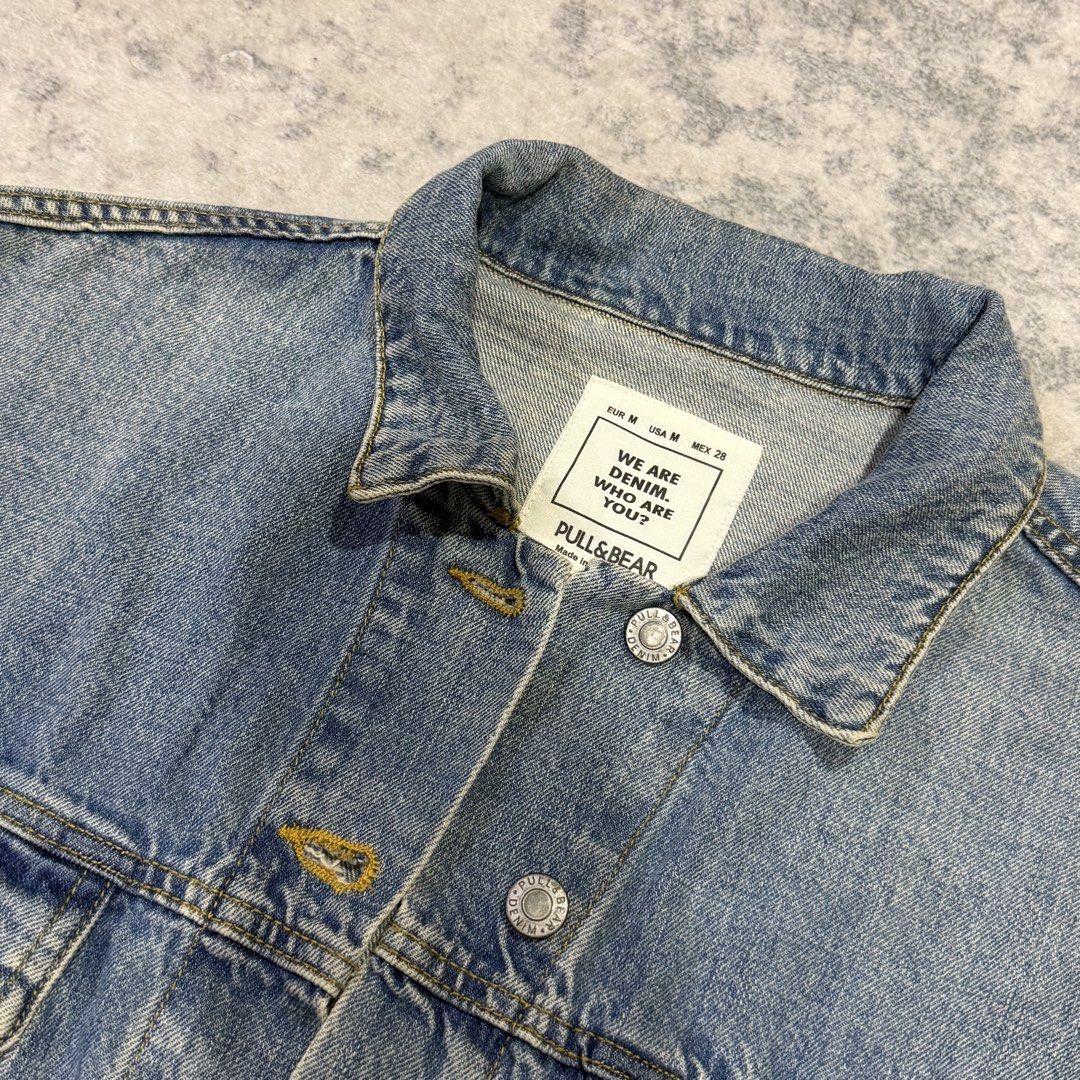 Pull & Bear Denim Jacket (Category: Coats, Jackets and Outerwear) located in Kuala Selangor. Submitted by nadiarzn (Listing ID 1459617451, Image 2). Description: - Cropped style - Button closure and cuffs - Standard fit - minoriti stain on lengan.