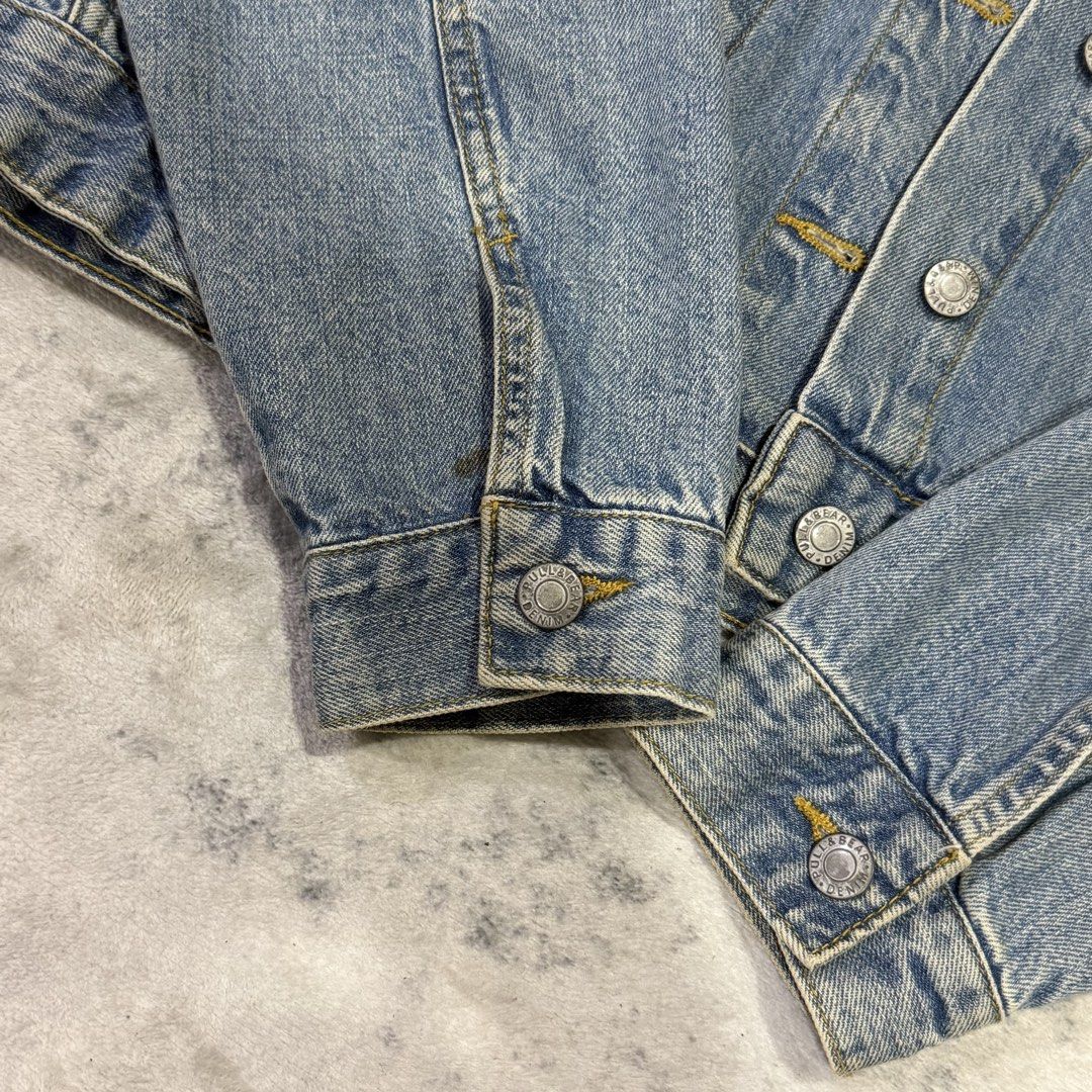 Pull & Bear Denim Jacket (Category: Coats, Jackets and Outerwear) located in Kuala Selangor. Submitted by nadiarzn (Listing ID 1459617451, Image 3). Description: - Cropped style - Button closure and cuffs - Standard fit - minoriti stain on lengan.