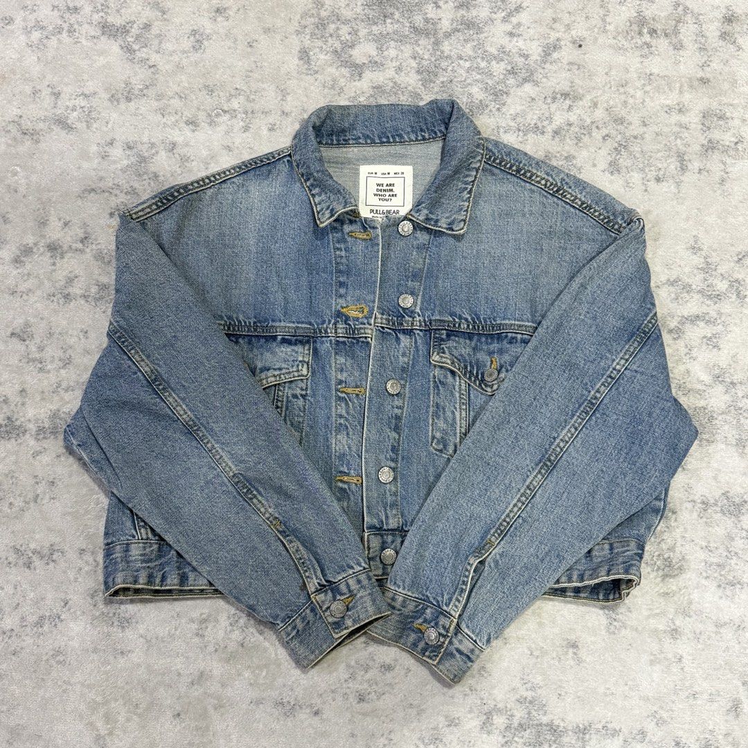 Pull & Bear Denim Jacket (Category: Coats, Jackets and Outerwear) located in Kuala Selangor. Submitted by nadiarzn (Listing ID 1459617451, Image 1). Description: - Cropped style - Button closure and cuffs - Standard fit - minoriti stain on lengan.