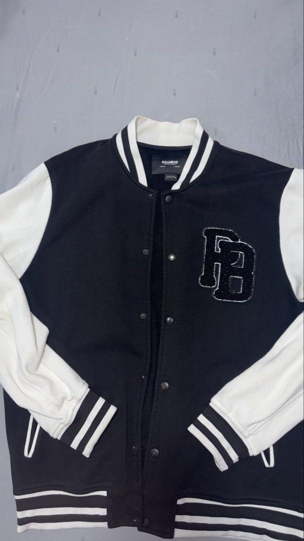 Pull&Bear Baseball Jacket (Category: Coats, Jackets and Outerwear) located in Selayang. Submitted by johnson_lys_ (Listing ID 1459521978, Image 1). Description: .