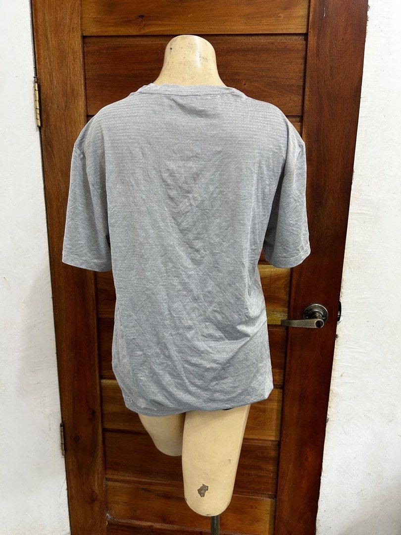 Puma Grey T-shirt Size M (Category: Tshirts & Polo Shirts ) located in Valencia. Submitted by crizzagella1402 (Listing ID 1459640015, Image 3). Description: - Grey Puma T-shirt - Size : Medium (M) - Features iconic Puma logo on the front - Subtle textured fabric for added detail - Plain back design - Versatile: Great for casual outings or gym sessions.