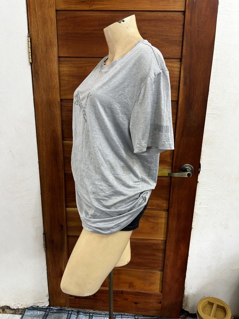 Puma Grey T-shirt Size M (Category: Tshirts & Polo Shirts ) located in Valencia. Submitted by crizzagella1402 (Listing ID 1459640015, Image 2). Description: - Grey Puma T-shirt - Size : Medium (M) - Features iconic Puma logo on the front - Subtle textured fabric for added detail - Plain back design - Versatile: Great for casual outings or gym sessions.