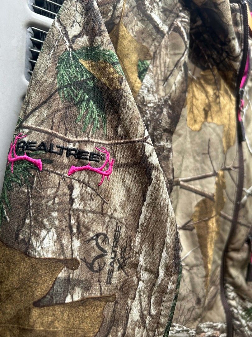 Realtree Extra Women's Camo Softshell Jacket (Category: Coats, Jackets and Outerwear) located in Manila. Submitted by zerowastethriftco. (Listing ID 1459541474, Image 3). Description: 26x18 As New Condition Heavy Clothe.