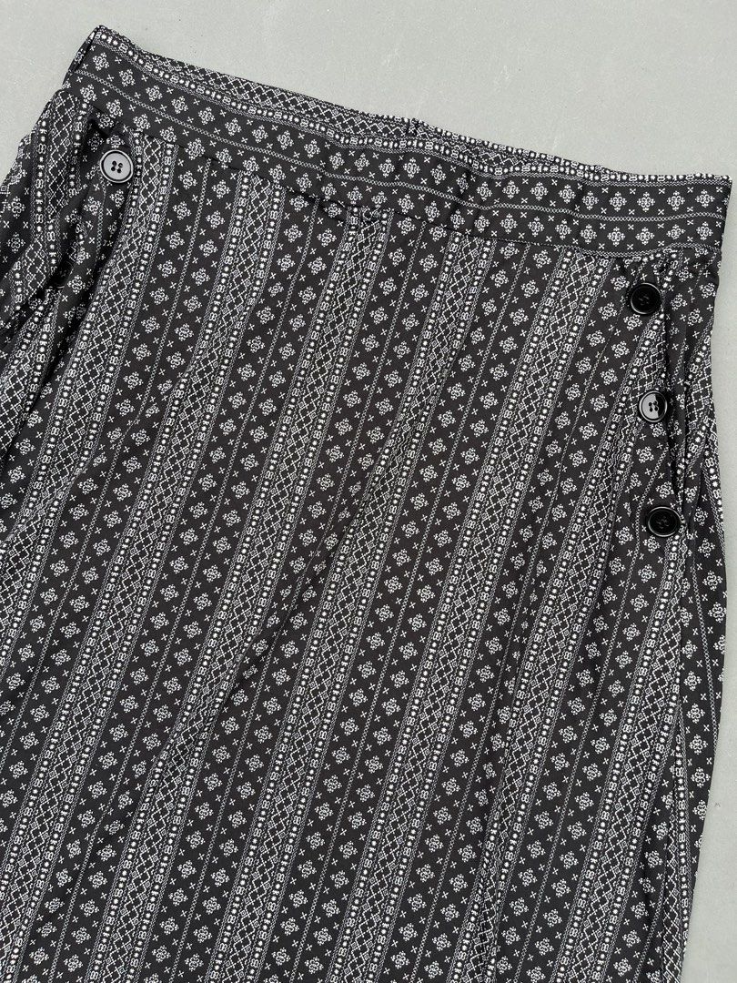 ROBERT LOUIS MAXI SKIRT (Category: Skirts) located in Quezon City. Submitted by kentstuff (Listing ID 1459638471, Image 2). Description: ROBERT LOUIS MAXI SKIRT Size XL On Tag Waist: 36-48 Length: 39 Condition: Excellent CR: 9.8/10 Issue: ❌.