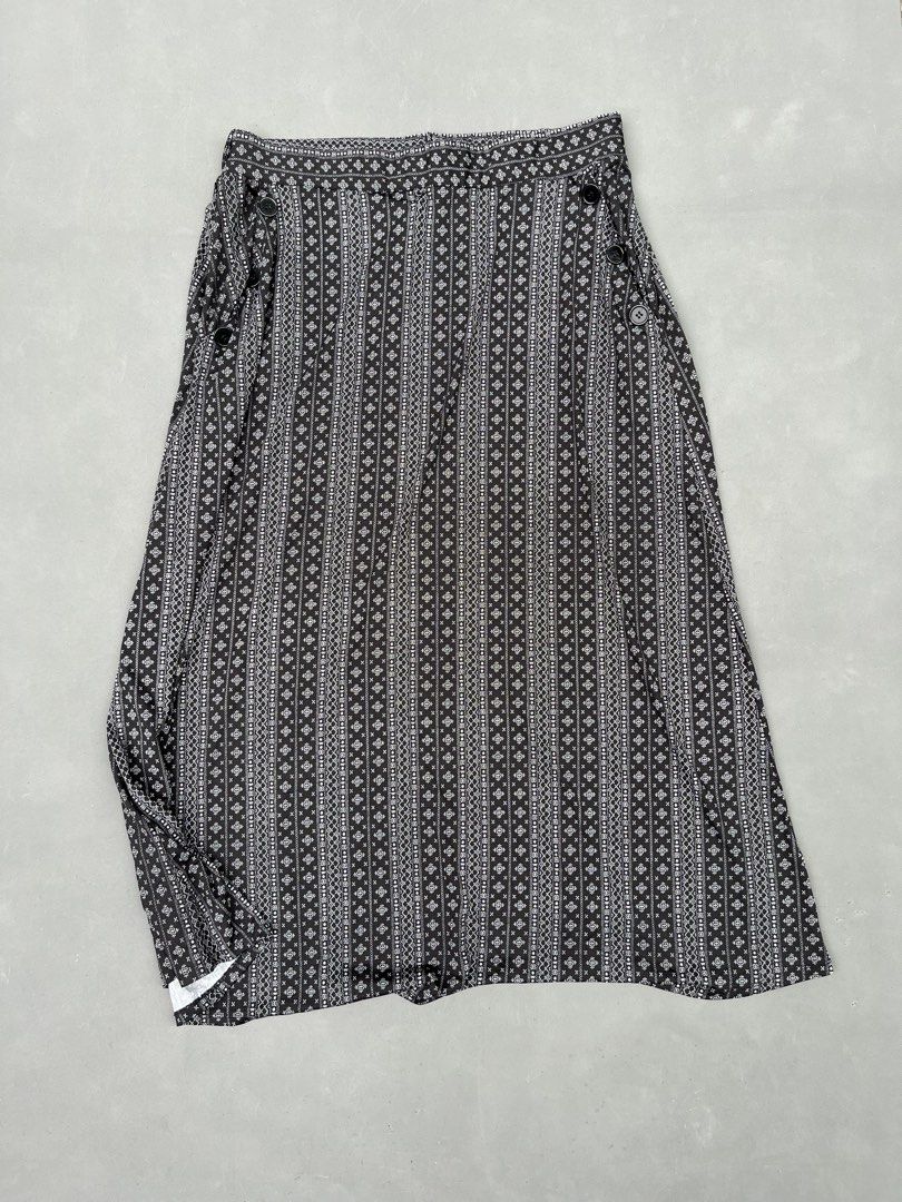 ROBERT LOUIS MAXI SKIRT (Category: Skirts) located in Quezon City. Submitted by kentstuff (Listing ID 1459638471, Image 1). Description: ROBERT LOUIS MAXI SKIRT Size XL On Tag Waist: 36-48 Length: 39 Condition: Excellent CR: 9.8/10 Issue: ❌.