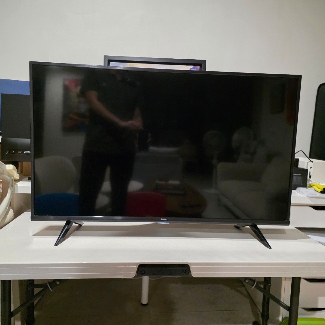 ROWA 43" Full HD LED TV Model 43T61 (Category: TV) located in Manila. Submitted by olxph_163761783 (Listing ID 1459629424, Image 2). Description: - ROWA 43-inch Full HD LED TV Under TCL - Model: 43T61 - Includes original stand - Versatile power supply (100-240V, 50/60Hz) - Energy efficient (75W) - Ideal for living rooms or bedrooms - Tested and works well With remove with mic Saw around 5 dead pixel during the screen test Not noticeable unless yo