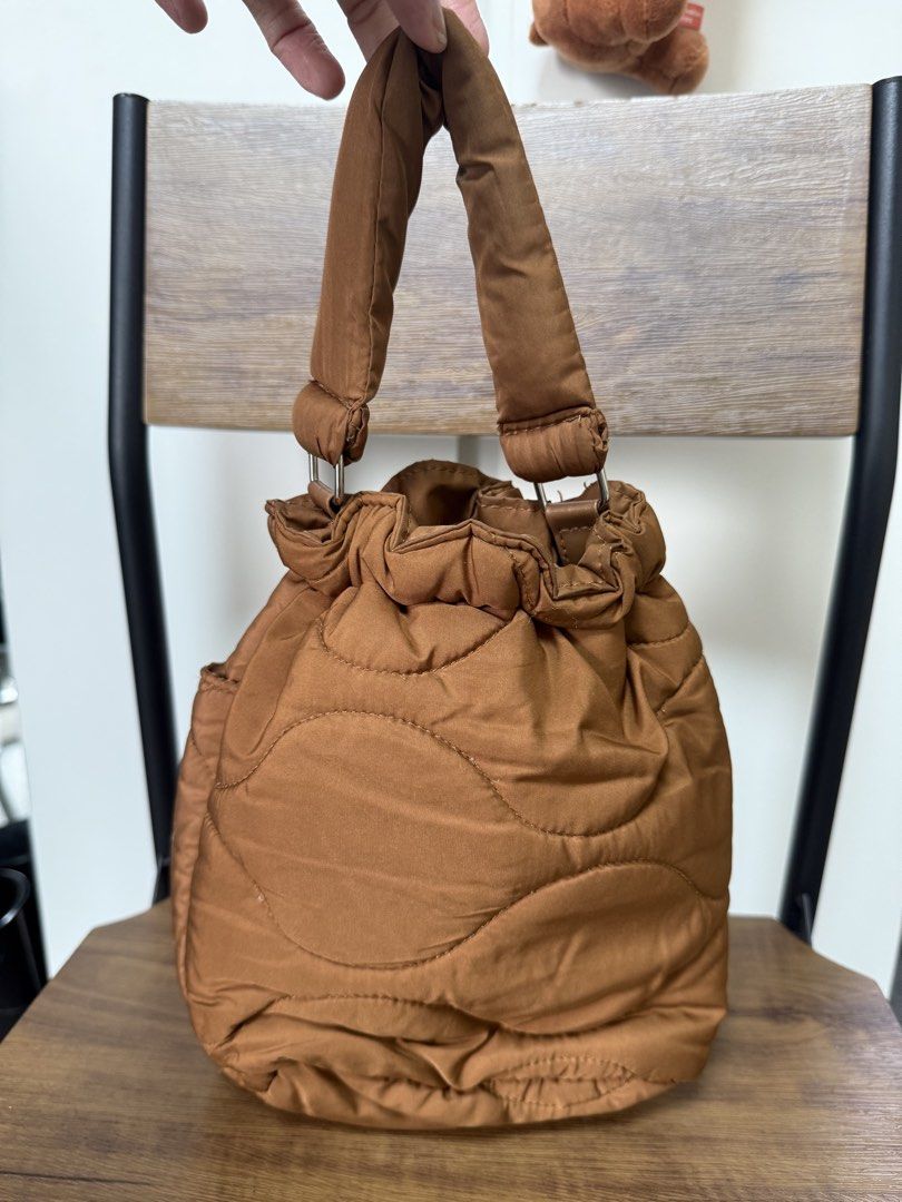 -SALE- PRELOVED UNGRID QUILTED DRAWSTRING BAG (Category: Purses & Pouches) located in Cebu City. Submitted by himawari26 (Listing ID 1459612508, Image 3). Description: 🎉 ON SALE 🎉 💰 SLIGHTLY NEGOTIABLE – Reasonable Offers Only 🚚 READY TO SHIP 🇵🇭 ━━━━━━━━━━━━━━━━━━━ 🤎✨ UNGRID QUILTED DRAWSTRING BAG – BOOK BROWN ✨🤎 ⸻ 𝗕𝗥𝗔𝗡𝗗: UNGRID (Japan Brand) 📸 Actual photos posted 🇯🇵 Bought in Japan ✨ Authentic Ungrid item 𝗖𝗢𝗟𝗢𝗥: Book Brown 