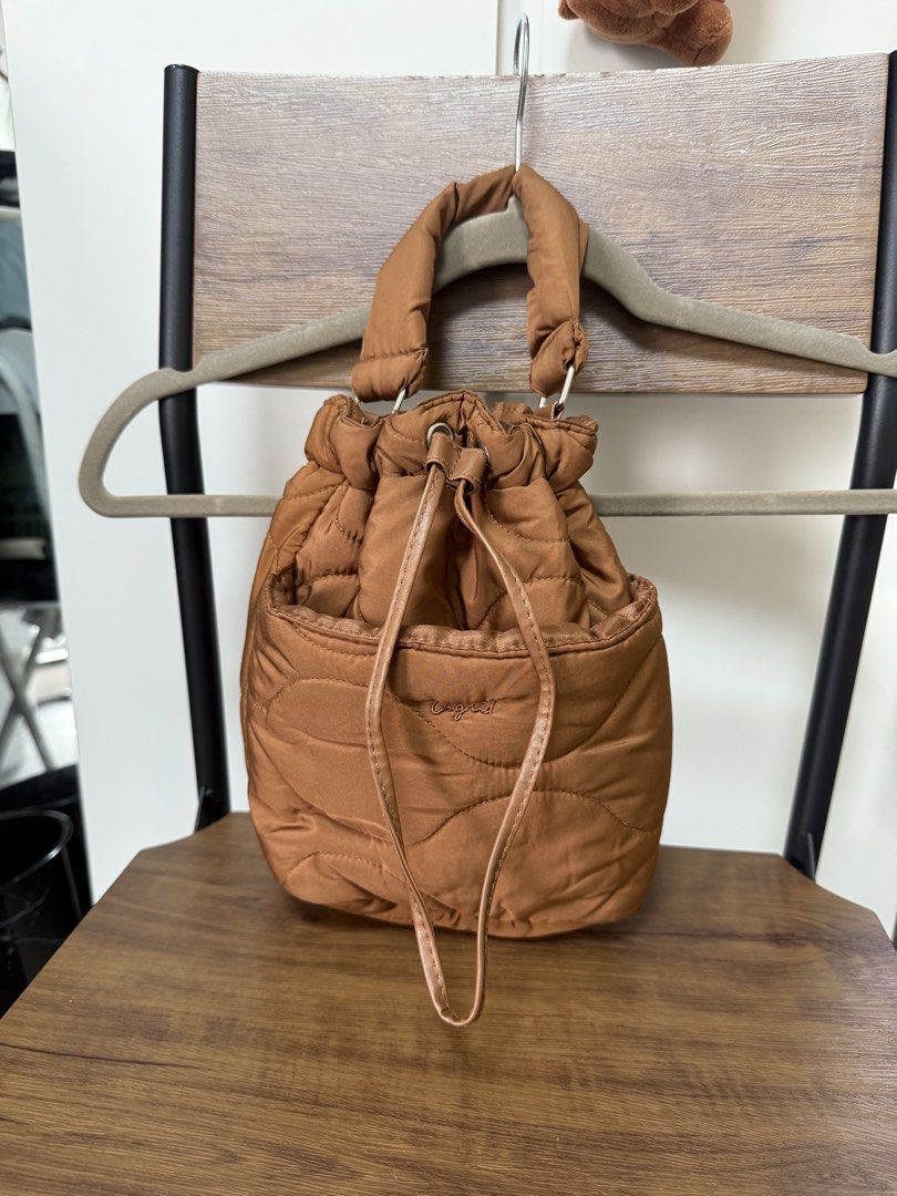 -SALE- PRELOVED UNGRID QUILTED DRAWSTRING BAG (Category: Purses & Pouches) located in Cebu City. Submitted by himawari26 (Listing ID 1459612508, Image 2). Description: 🎉 ON SALE 🎉 💰 SLIGHTLY NEGOTIABLE – Reasonable Offers Only 🚚 READY TO SHIP 🇵🇭 ━━━━━━━━━━━━━━━━━━━ 🤎✨ UNGRID QUILTED DRAWSTRING BAG – BOOK BROWN ✨🤎 ⸻ 𝗕𝗥𝗔𝗡𝗗: UNGRID (Japan Brand) 📸 Actual photos posted 🇯🇵 Bought in Japan ✨ Authentic Ungrid item 𝗖𝗢𝗟𝗢𝗥: Book Brown 