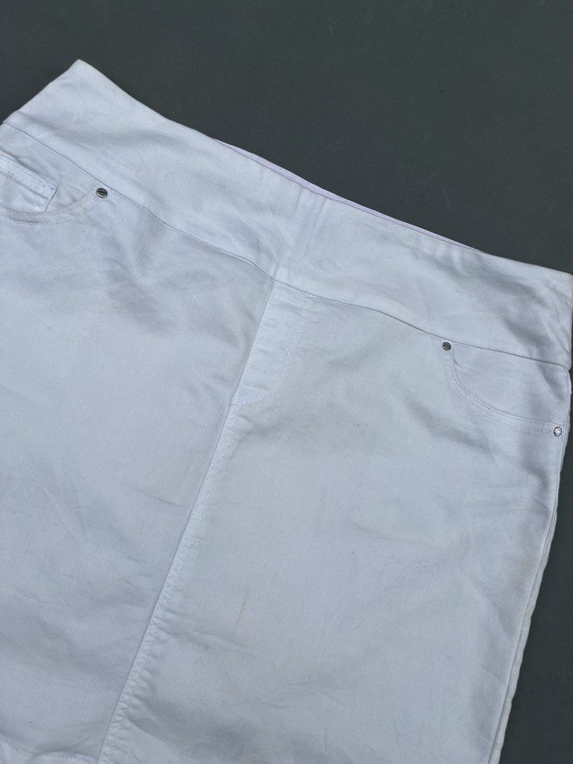 SC & CO (Category: Skirts) located in Quezon City. Submitted by kentstuff (Listing ID 1459635624, Image 2). Description: S.C. & CO. LADIES SKORT Size L On Tag Waist: 36-46 Length: 19 Condition: Excellent CR: 9.8/10 Issue: discoloration .