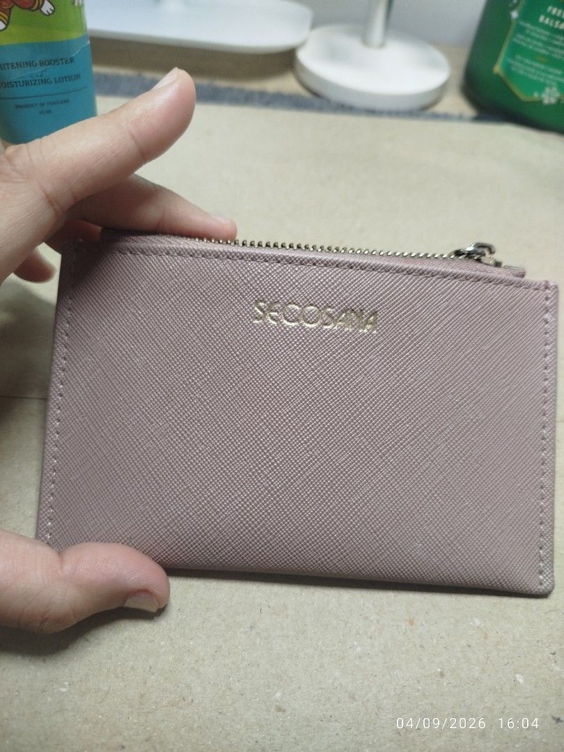 Secosana Card Holder Wallet Muted Pink (Category: Wallets & Card holders) located in Mandaluyong City. Submitted by supersale_mnl (Listing ID 1459567330, Image 1). Description: - Chic pink Secosana card holder - Zippered compartment for coins or small essentials - Multiple card slots for easy access - Compact and practical for everyday organization - Smooth zipper operation - FLAW: yung dalawang top card slots di na magagamit (1 card lang pwede) 