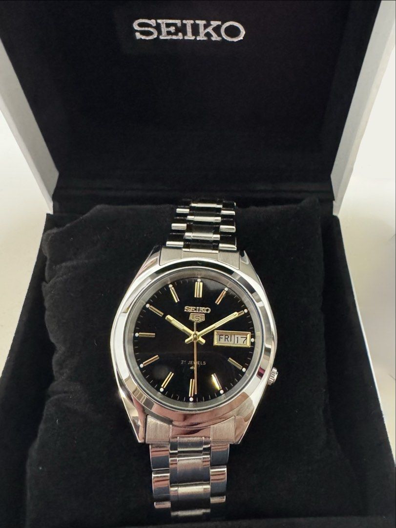 原裝 Seiko 5 （分類：手錶）位於 Hong Kong。 由 mr.kckckc 提交（商品編號 1457415211，圖片 1）。簡介： 品牌：精工 Seiko 型號： Seiko 5 動力：機械機芯 錶徑：38mm 防水：生活防水 功能：日曆及星期顯示 （可選鋼帶或皮帶） 。