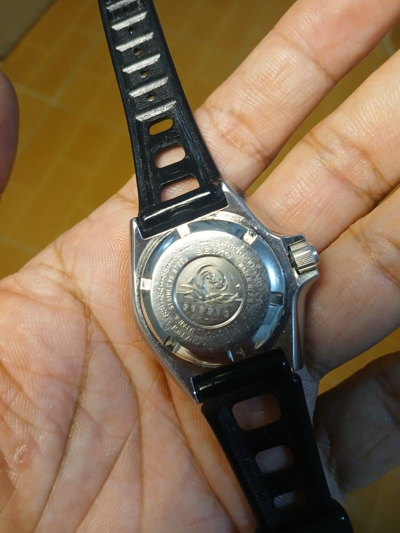Seiko Quartz Diver Watch (Category: Men's Watches) located in Manila. Submitted by asianwave189184 (Listing ID 1459641311, Image 3). Description: - Seiko Quartz Diver Watch - White dial with blue bezel - Water resistant up to 150m - Comes with a black rubber strap - Good working condition - Minor scratches on bezel and case -serial Number 211310.