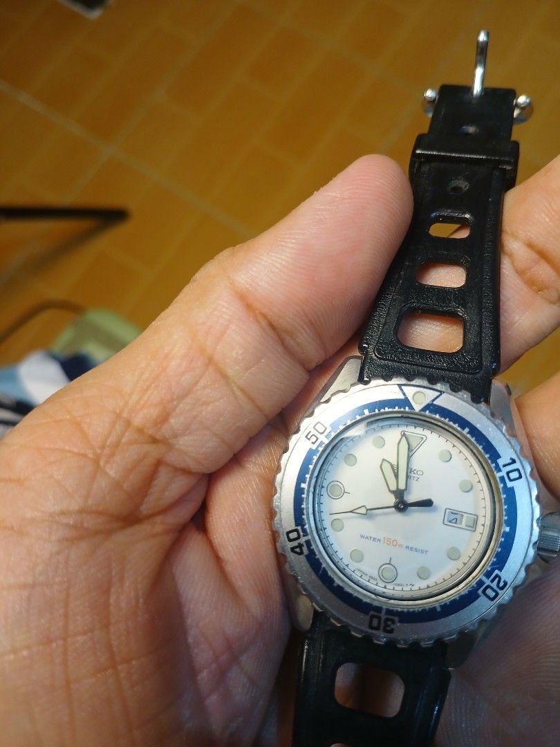 Seiko Quartz Diver Watch (Category: Men's Watches) located in Manila. Submitted by asianwave189184 (Listing ID 1459641311, Image 2). Description: - Seiko Quartz Diver Watch - White dial with blue bezel - Water resistant up to 150m - Comes with a black rubber strap - Good working condition - Minor scratches on bezel and case -serial Number 211310.