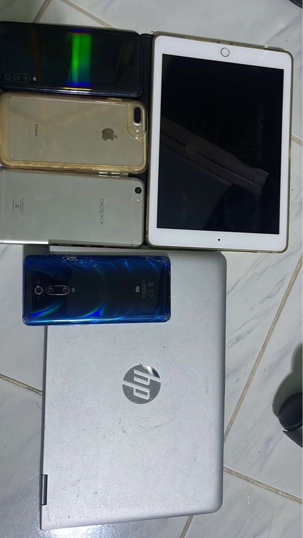 SELLING OLD GADGETS (Category: Laptops & Notebooks) located in Manila. Submitted by n0tme (Listing ID 1459628127, Image 1). Description: SELLING AS BULK IPHONE AND SAMSUNG NAGBUBUKAS PA.