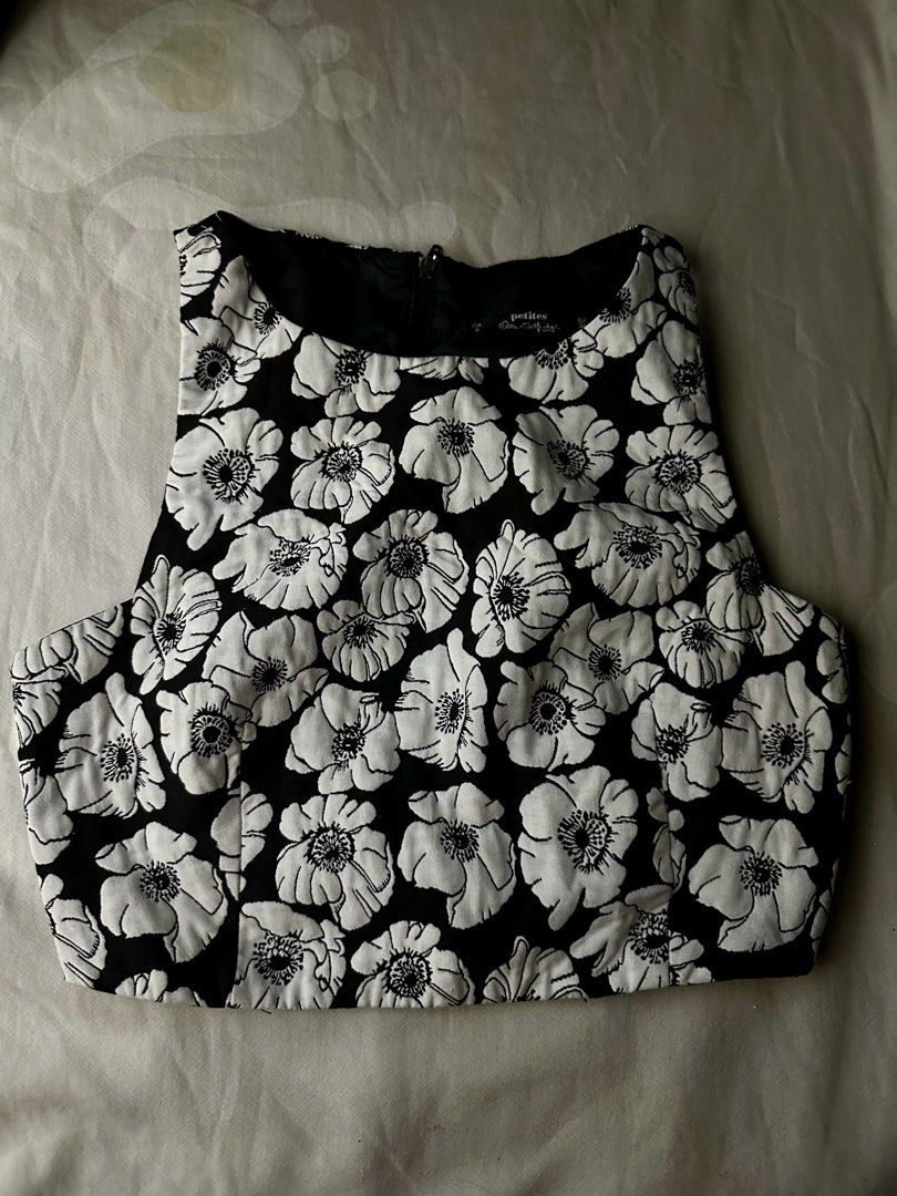 Shein Clothes (Category: Sleeveless) located in Manila. Submitted by mgngeronimo (Listing ID 1459590621, Image 3). Description: ‼️Take all for 1000‼️ 1. Green V-Neck Tie up (Xs) (No padding) 🏷️ 270 2. Black Crop Top (Xs) (No padding) 🏷️ 250 3. Spaghetti Strap Mini Dress (S) (No padding) 🏷️270 4. Blue/White Tube Crop Top (Xs) ( No padding) 🏷️ 230.