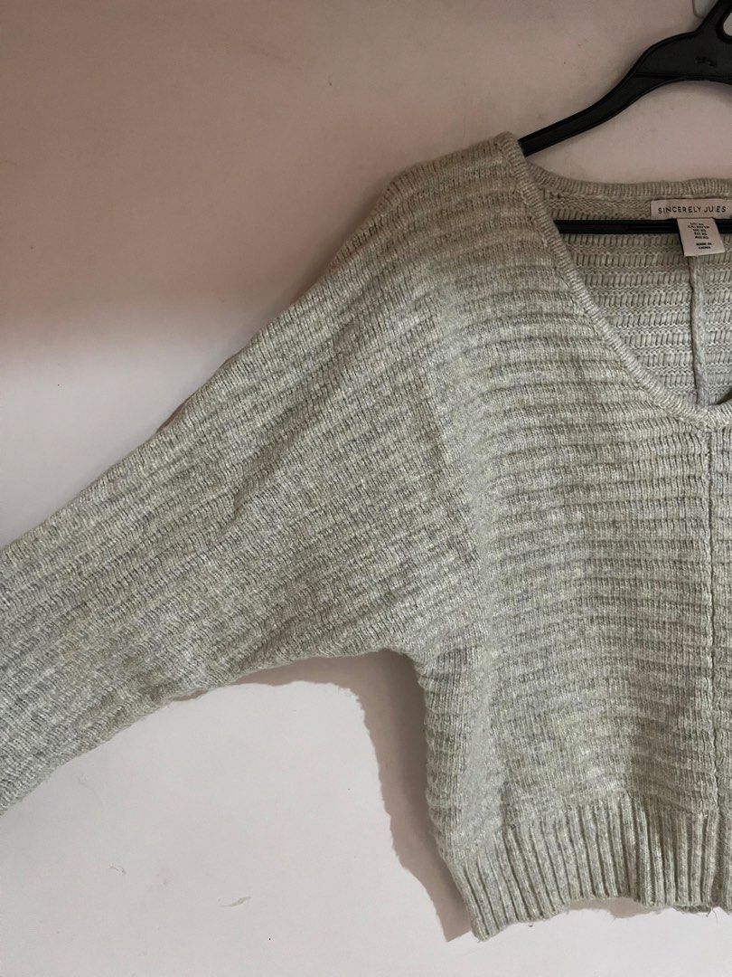 Sincerely Jules Knit V-Neck Sweater (Category: Coats, Jackets and Outerwear) located in Gapan. Submitted by ar_armey (Listing ID 1459534309, Image 3). Description: Original Price: ~$38 USD (~₱2,100) Brand: Sincerely Jules Color: Light Heather Grey / Oat Grey Size: Extra Small (US / CA / UK / EU / AU: XS) Condition:Excellent condition (clean knit, no visible flaws) Details: Soft textured knit pattern, flattering V-neckline, relaxed/slightly droppe