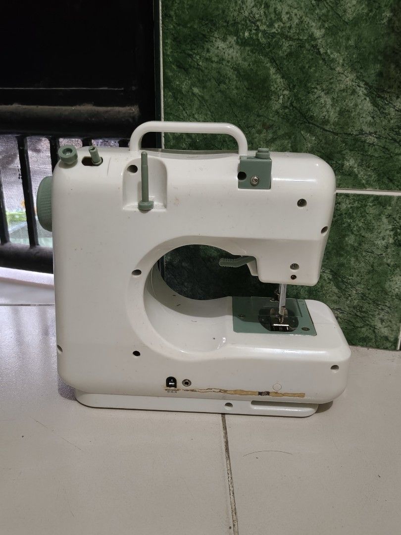Singer Quikfix complete (Category: Looking For) located in Cavite. Submitted by kn11ght (Listing ID 1459569206, Image 3). Description: for sale, the item is already 10 years old RFS: collecting dust it still works, you just need a transformer since it's 110V.
