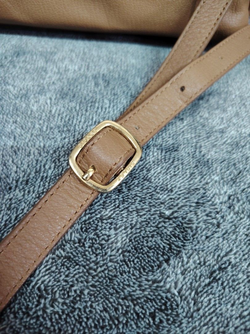 Sisley Brown Leather Sling (Category: Cross-body Bags) located in Valenzuela. Submitted by anna.banana10 (Listing ID 1459582799, Image 3). Description: - Brand: Sisley - Material: Brown Leather - Style: Crossbody Bag - Features: Adjustable strap with buckle, gold hardware details, main zipper closure - Ideal for: Everyday use, carrying essentials.