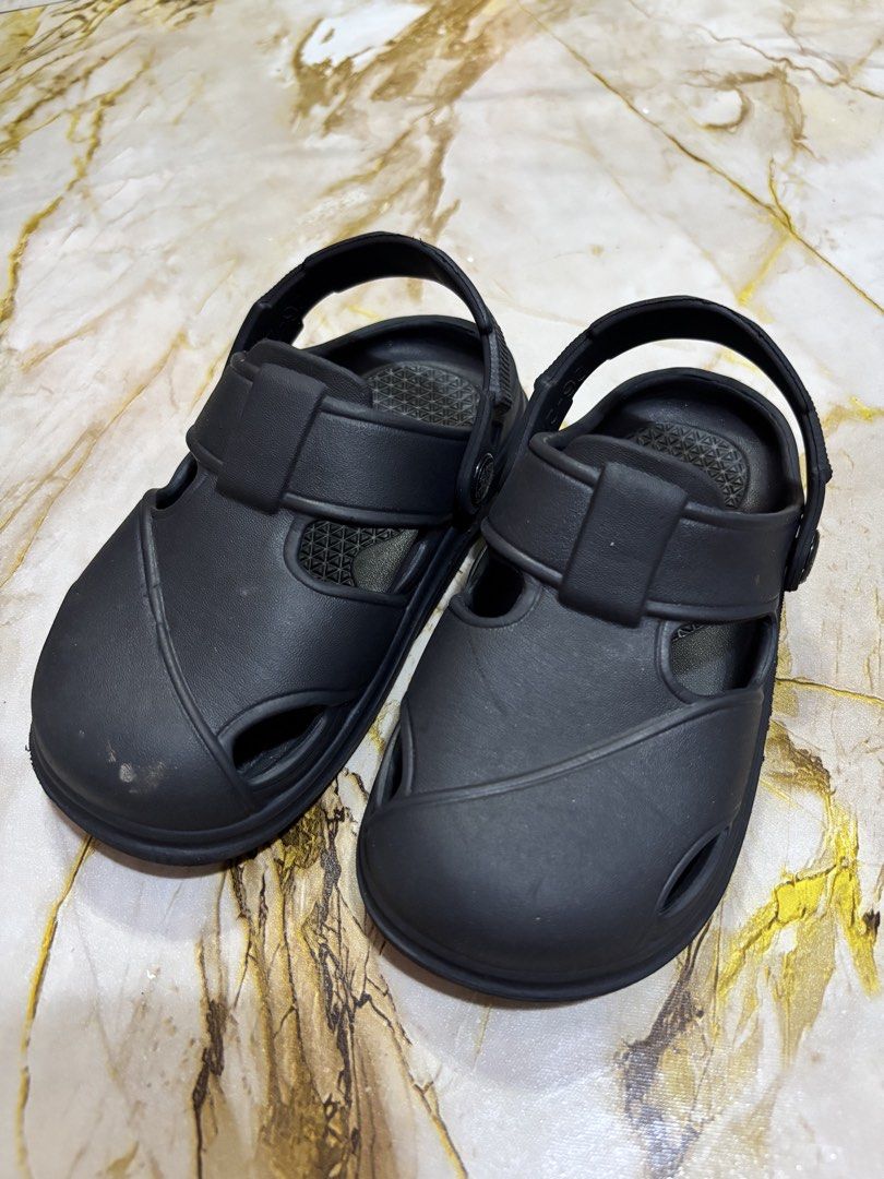 Slipper for kids (Category: Babies & Kids Fashion) located in Burgos, Ilocos Norte. Submitted by carou11406 (Listing ID 1459587790, Image 1). Description: No brand Size 26-27 on tag.