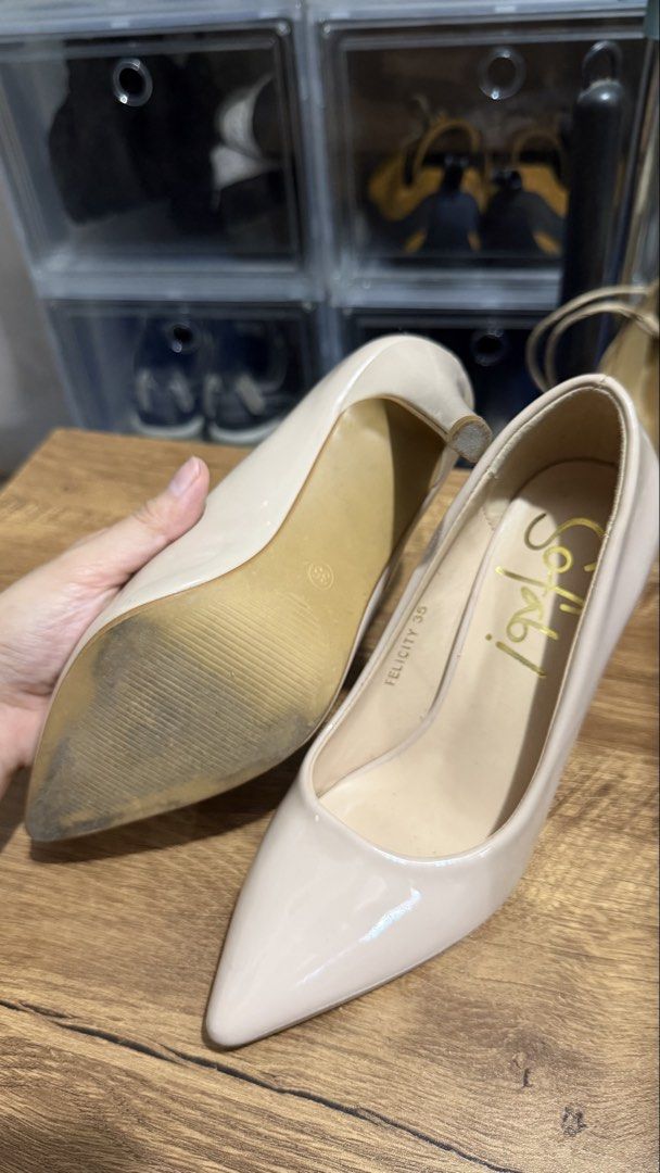 Sofab Felicity Heels Size 35 (Category: Heels) located in Taytay. Submitted by declutterwithvvv__ (Listing ID 1459639976, Image 2). Description: - Light nude/pink patent finish - Pointed toe style - Size 35 - Soles show minor signs of wear (tried on/lightly used) - Versatile for work or dressing up price: 300 rfs: decluttering .
