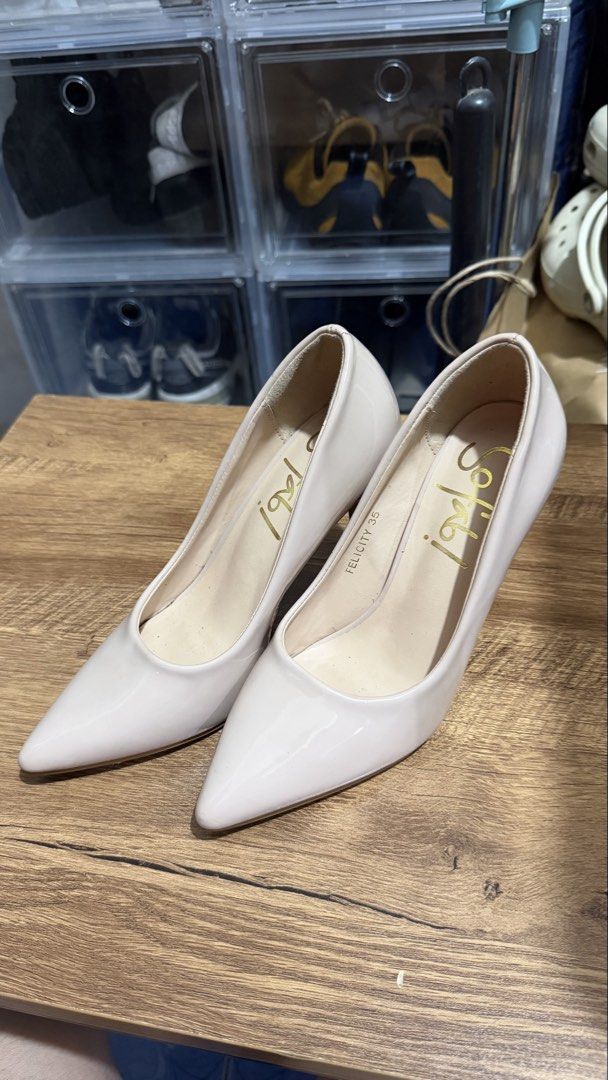 Sofab Felicity Heels Size 35 (Category: Heels) located in Taytay. Submitted by declutterwithvvv__ (Listing ID 1459639976, Image 1). Description: - Light nude/pink patent finish - Pointed toe style - Size 35 - Soles show minor signs of wear (tried on/lightly used) - Versatile for work or dressing up price: 300 rfs: decluttering .