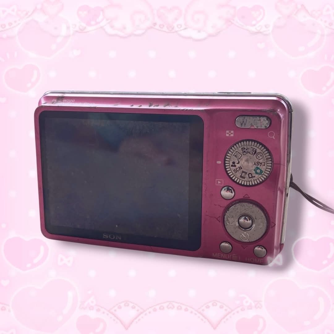 (DON'T KNOW IF WORKING. EITHER NEED I-FIX OR CHANGE BATTER.) Sony Cyber-shot 12.1 MP Pink Digital Camera (Category: Cameras) located in Leyte. Submitted by bunsantique (Listing ID 1459545171, Image 3). Description: ༘⋆₊ [◉¯] .𖥔 ݁ ˖ 🎥᜔꫶໋݊˖࣪ꥈ࿐ Sony Cyber-Shot 12.1 Mega Pixels Y2K camera mine: 200 pesos + SF ⌞ automatically yours! ⌝ .. ݁₊ 🎞 ݁˖ . ݁ used. .. ݁₊ 🎞 ݁˖ . ݁ comes with it’s original cord. .. ݁₊ 🎞 ݁˖ . ݁ for parts or can be fixed. .. ݁₊