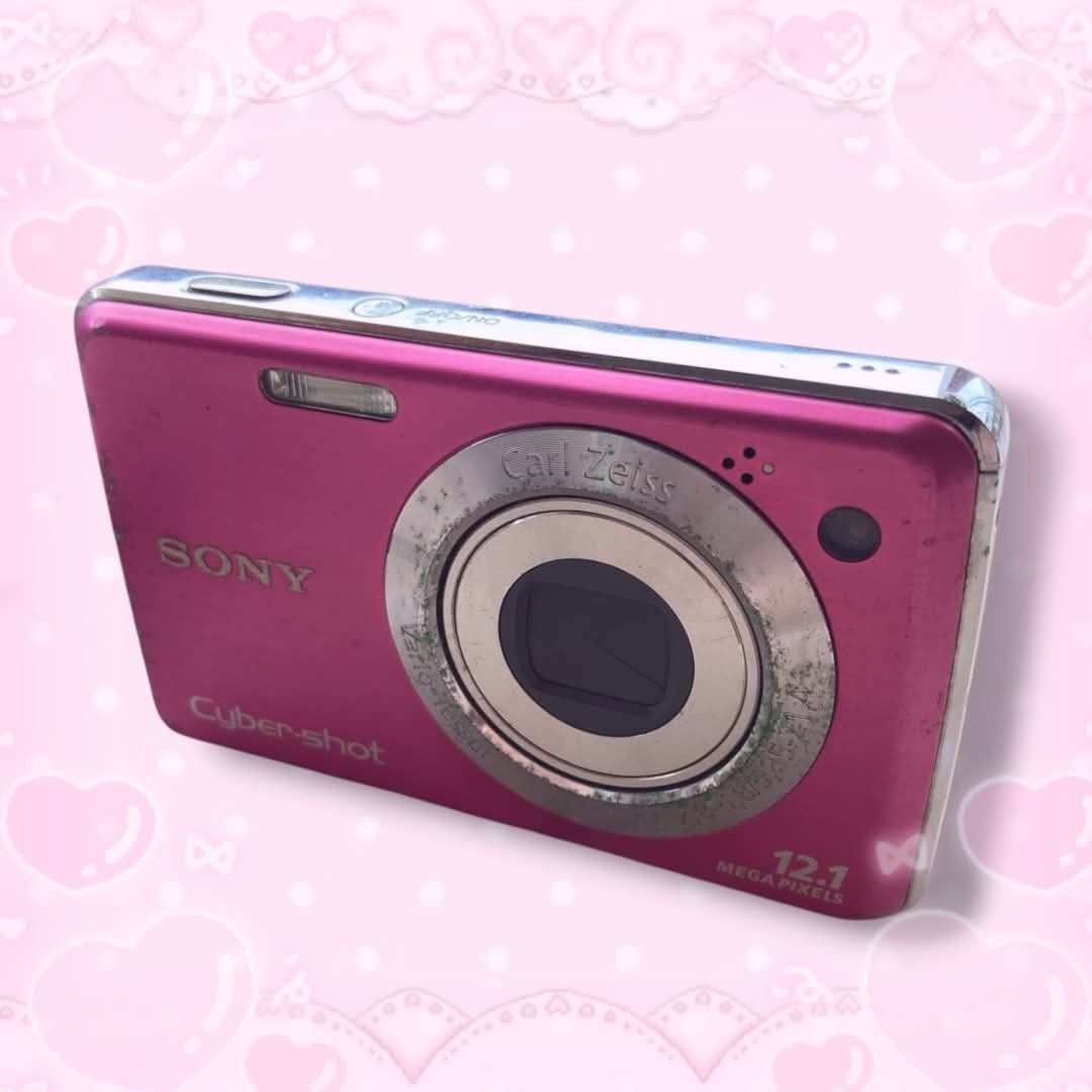(DON'T KNOW IF WORKING. EITHER NEED I-FIX OR CHANGE BATTER.) Sony Cyber-shot 12.1 MP Pink Digital Camera (Category: Cameras) located in Leyte. Submitted by bunsantique (Listing ID 1459545171, Image 1). Description: ༘⋆₊ [◉¯] .𖥔 ݁ ˖ 🎥᜔꫶໋݊˖࣪ꥈ࿐ Sony Cyber-Shot 12.1 Mega Pixels Y2K camera mine: 200 pesos + SF ⌞ automatically yours! ⌝ .. ݁₊ 🎞 ݁˖ . ݁ used. .. ݁₊ 🎞 ݁˖ . ݁ comes with it’s original cord. .. ݁₊ 🎞 ݁˖ . ݁ for parts or can be fixed. .. ݁₊