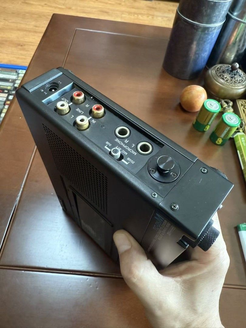 Sony TC-D5M 錄音機 （分類：錄音機）位於 Hong Kong。 由 kentpath2 提交（商品編號 1459687418，圖片 3）。簡介： Sony TC-D5M 是索尼在 1980 年代推出的傳奇級專業立體聲卡式錄放機，被廣泛應用於廣播採訪與現場錄音。 核心特點與設計雙錶頭設計：面板上標誌性的左右聲道「大眼睛」VU 錶頭，可精確即時顯示錄音與播放的音量峰值。卓越走帶系統：採用具備慣性飛輪的精密機械結構，確保戶外或移動中播放與錄音的轉速極度穩定。支援多種磁帶：支援四種不同類型的卡式磁帶（包括 Normal、CrO2、Metal 金屬帶），並內建 Dolby B 杜比降噪系統。專業與便利介面：配備 6.35mm 非平衡麥克風輸入插孔、Line Out 線路輸出，以及便於現場監聽的內建單聲道喇叭。 音質與收藏價值模擬巔峰：音質溫暖細緻，具備極高的動態表現，被許多音頻發燒友視為模擬音訊時代的標杆。。