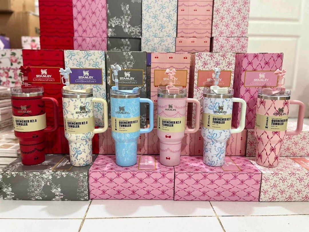 Stanley LoveShack 😚🎀💓 (Category: Water Bottles & Tumblers) located in Taguig. Submitted by lesely.vin (Listing ID 1459590326, Image 1). Description: Stanl€y LoveShack 😚🎀 💰₱599 each Yes to choosing 💰₱499 ws min 10 up 🥤40oz insulated tumbler 🥤with box 📦 With straw cover.
